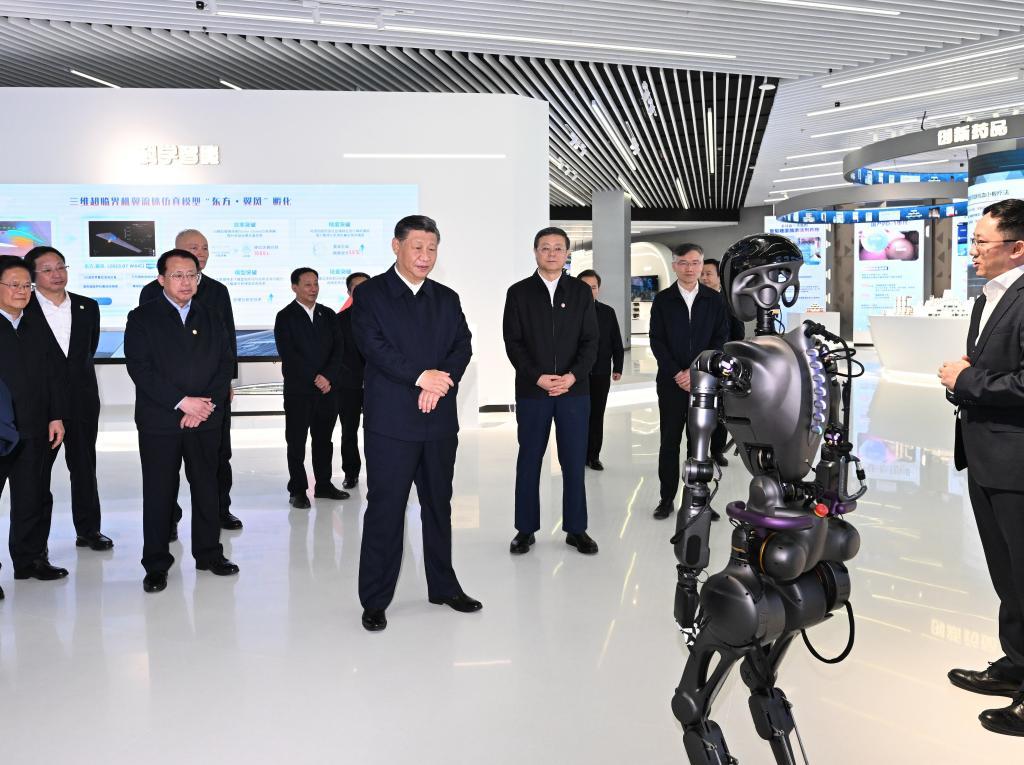 2023年11月28日下午，習(xí)近平在浦東新區(qū)張江科學(xué)城參觀上海科技創(chuàng)新成果展。新華社記者 謝環(huán)馳 攝