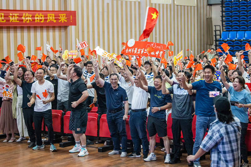 北京時(shí)間7月27日，2024年巴黎奧運(yùn)會(huì)首個(gè)比賽日，在射擊10米氣步槍混合團(tuán)體比賽中，中國(guó)選手黃雨婷/盛李豪獲得金牌。圖為黃雨婷的母校師生們通過(guò)收看奧運(yùn)直播的方式為她加油助威。