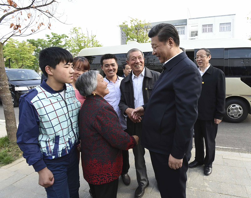 2016年4月25日，習(xí)近平在安徽省滁州市鳳陽縣小崗村看望當(dāng)年大包干帶頭人嚴(yán)金昌（右三）一家。