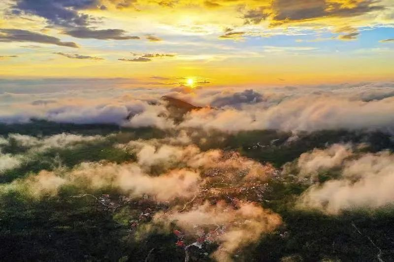 圖為云霧繚繞的軍營(yíng)村，群山盡翠，紅瓦掩映。廈門(mén)市委宣傳部供圖