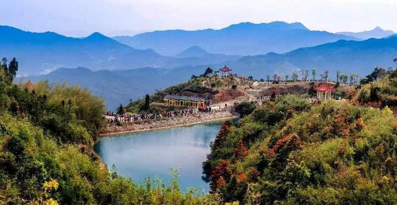 圖為游客們到軍營(yíng)村七彩池欣賞美景。廈門(mén)市委宣傳部供圖
