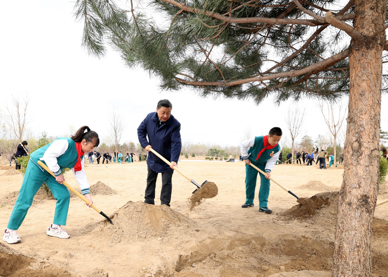 2022年3月，習(xí)近平總書記來到北京市大興區(qū)黃村鎮(zhèn)參加首都義務(wù)植樹活動，同大家一起植樹。新華社記者 黃敬文 攝