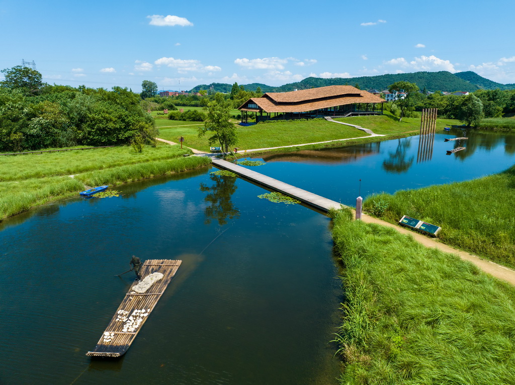 2024年7月4日拍攝的杭州良渚古城遺址公園南城墻遺址展示點(diǎn)（無人機(jī)照片）。新華社記者 江漢 攝