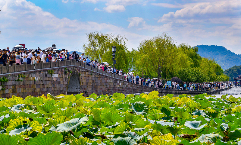 2024年10月4日，杭州西湖景區(qū)迎來(lái)國(guó)慶假期旅游高峰。