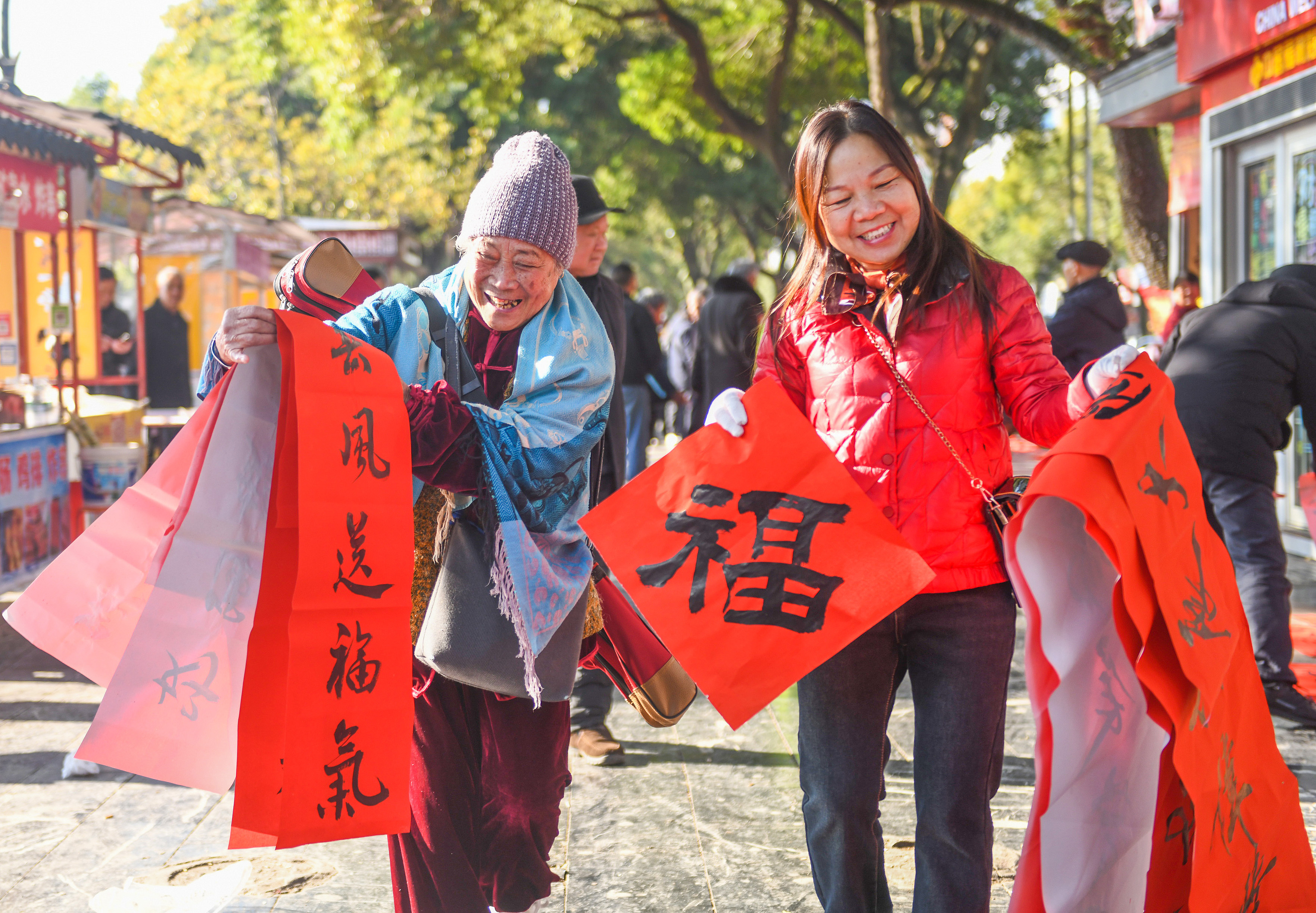 2025年1月13日，在湖南省永州市道縣西洲公園義工崗?fù)?，市民們領(lǐng)到了書法志愿者為大家書寫的春聯(lián)。