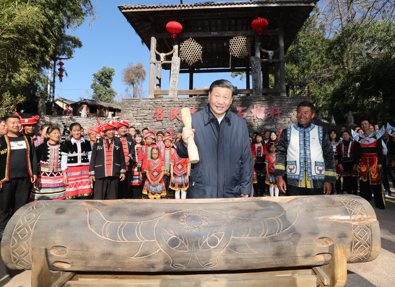 2020年1月19日，習(xí)近平總書記在云南省騰沖市清水鄉(xiāng)三家村中寨司莫拉佤族村廣場上，敲響三聲佤族木鼓，祝福來年風調(diào)雨順、國泰民安。