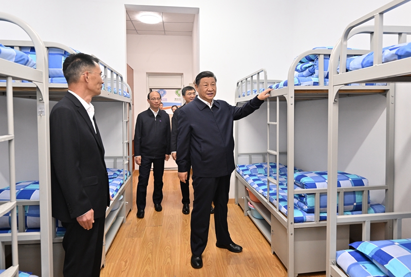 2024年6月18日下午，習(xí)近平總書(shū)記在青海果洛西寧民族中學(xué)宿舍樓察看學(xué)生住宿條件。