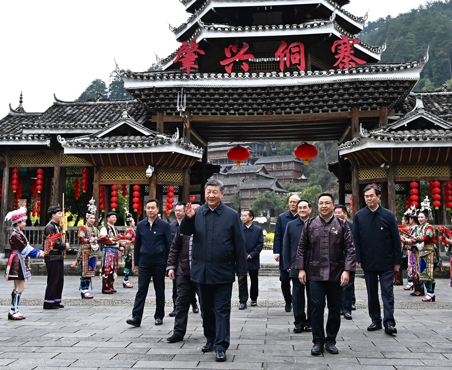 2025年3月17日下午，習(xí)近平在黔東南州黎平縣肇興侗寨考察時，在寨門口向身著民族盛裝歡迎的村民揮手致意。新華社記者 燕雁 攝