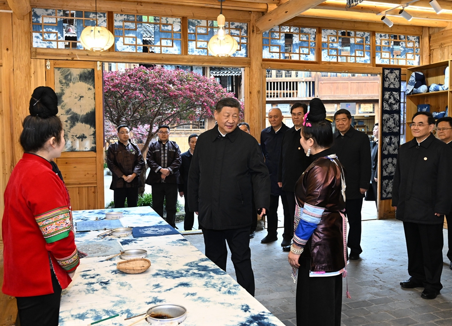 2025年3月17日下午，習(xí)近平在黔東南州黎平縣肇興侗寨侗鄉(xiāng)特色產(chǎn)業(yè)基地考察。新華社記者 謝環(huán)馳 攝