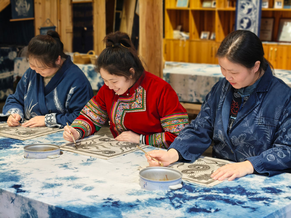 2025年3月14日，村民在肇興侗寨內(nèi)制作蠟染。圖片來源：新華社