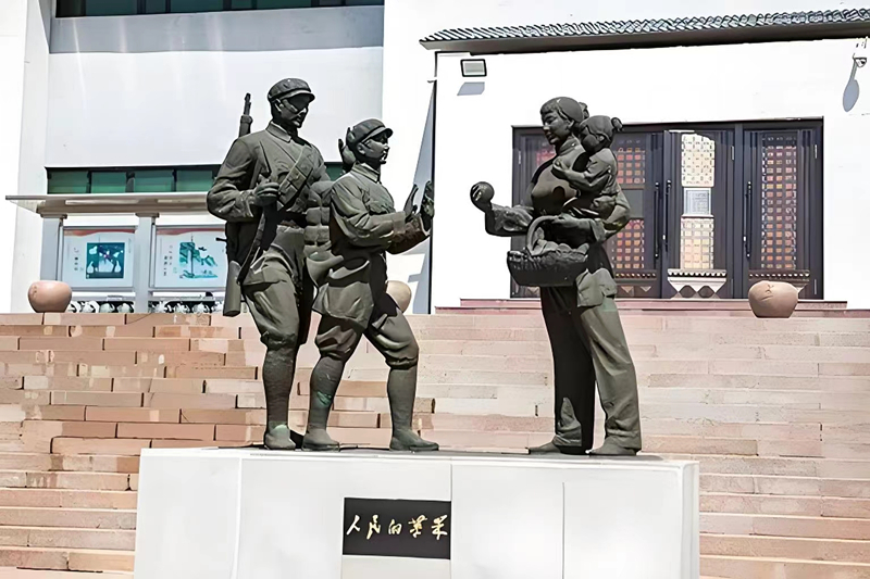 錦州蘋果廉政文化展覽館前的《人民的蘋果》主題雕塑。（由遼沈戰(zhàn)役紀(jì)念館供圖）