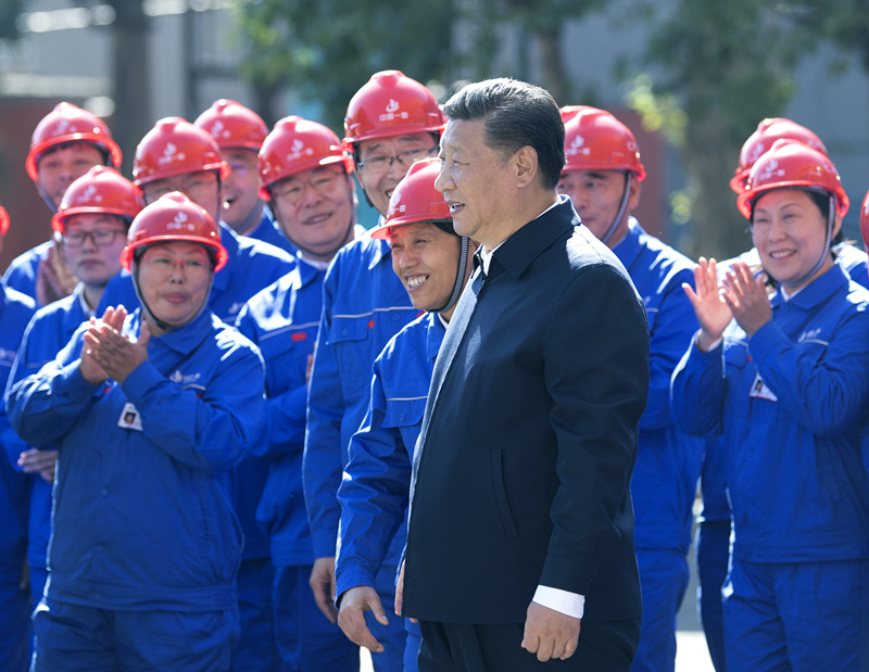 2018年9月26日，在中國一重集團(tuán)，習(xí)近平總書記走到工人中間，同大家親切交流。