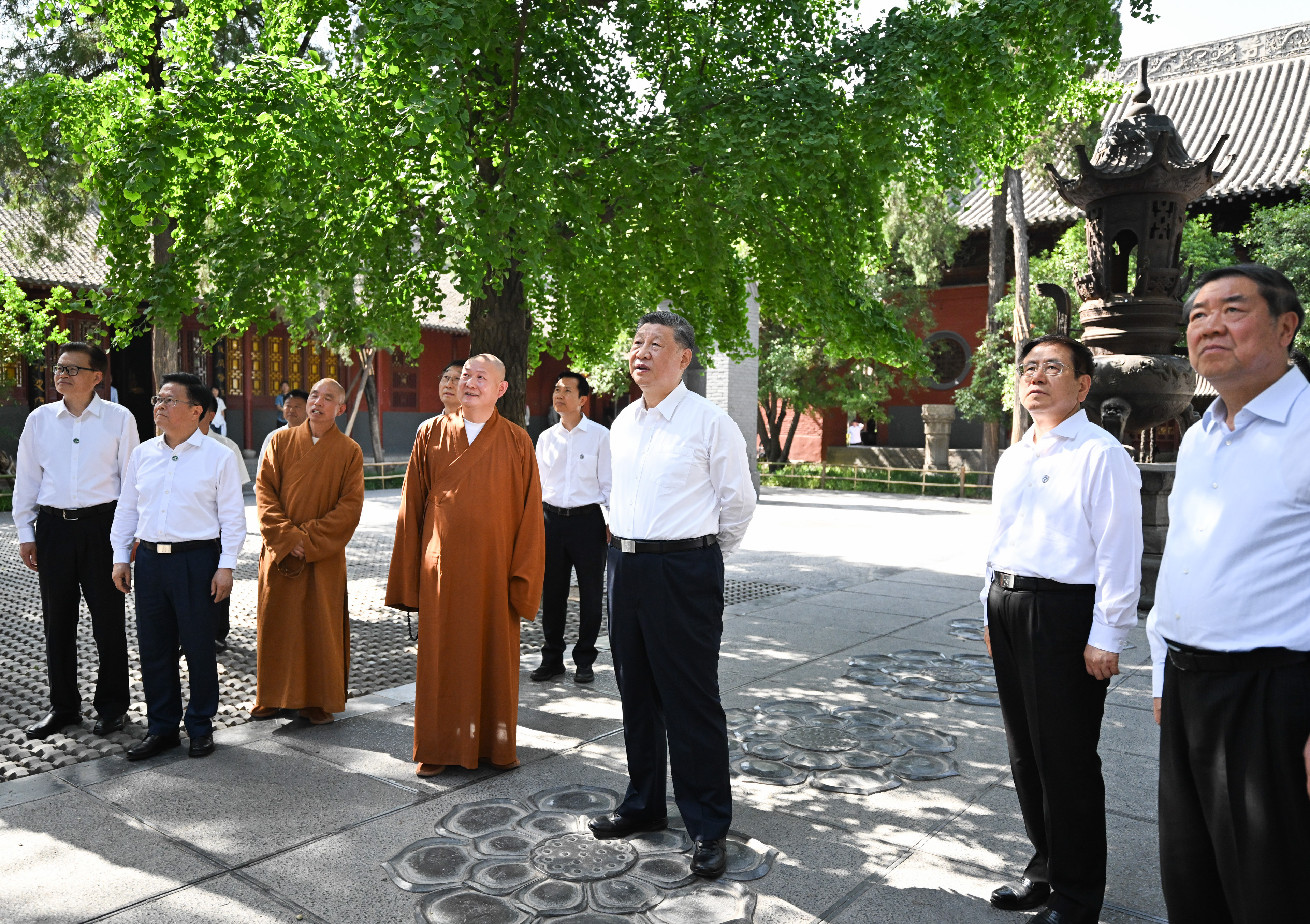5月19日至20日，中共中央總書記、國家主席、中央軍委主席習(xí)近平在河南考察。這是19日下午，習(xí)近平在洛陽白馬寺考察。新華社記者 燕雁 攝