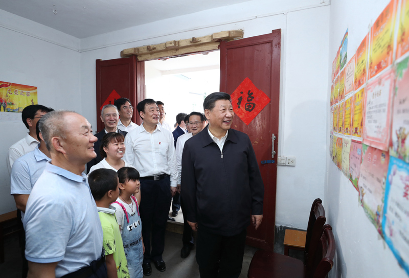 2019年5月20日，習(xí)近平總書記在江西省贛州市于都縣梓山鎮(zhèn)潭頭村看望村民孫觀發(fā)一家人。