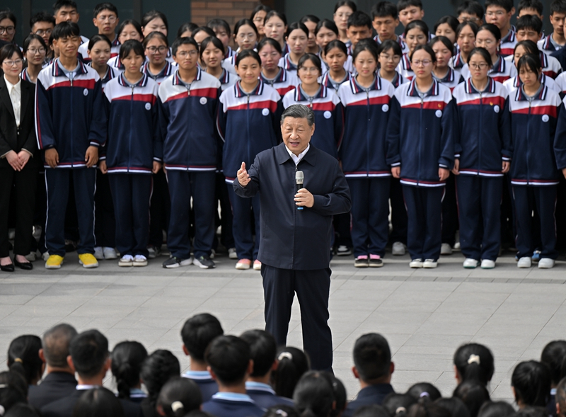 2024年6月18日，習(xí)近平總書記在青海果洛西寧民族中學(xué)考察時，同師生們親切交流。