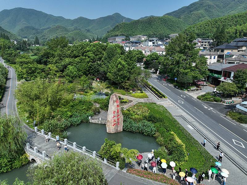 2023年8月11日，游客在浙江安吉余村參觀。