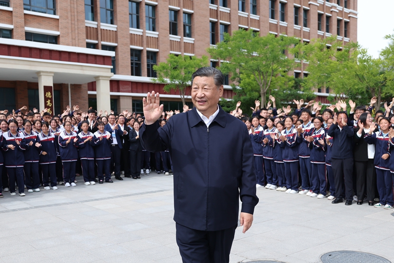 2024年6月18日，習(xí)近平總書記在青海果洛西寧民族中學(xué)考察時，向師生們揮手致意。