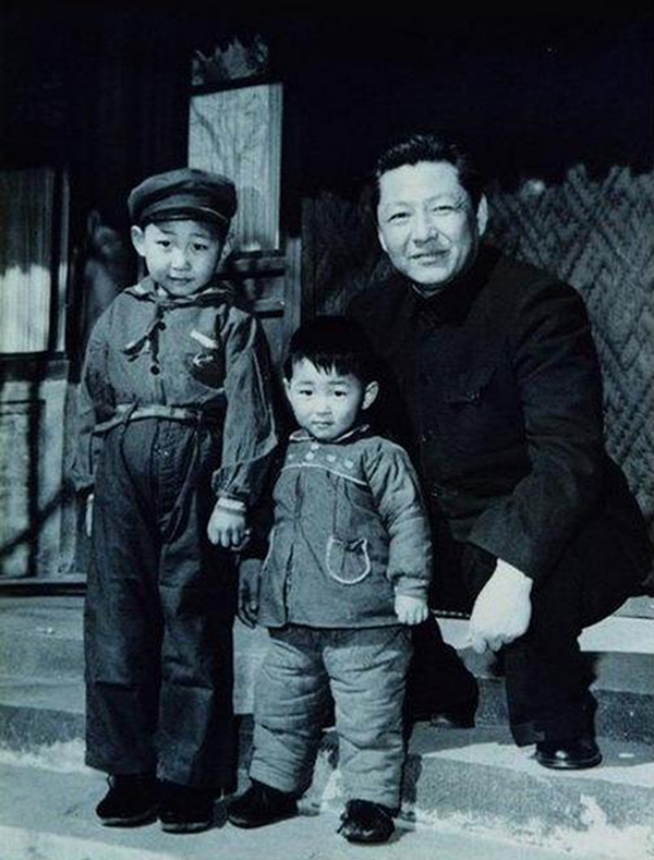 1958年，習(xí)仲勛與兒子習(xí)近平、習(xí)遠(yuǎn)平在一起。