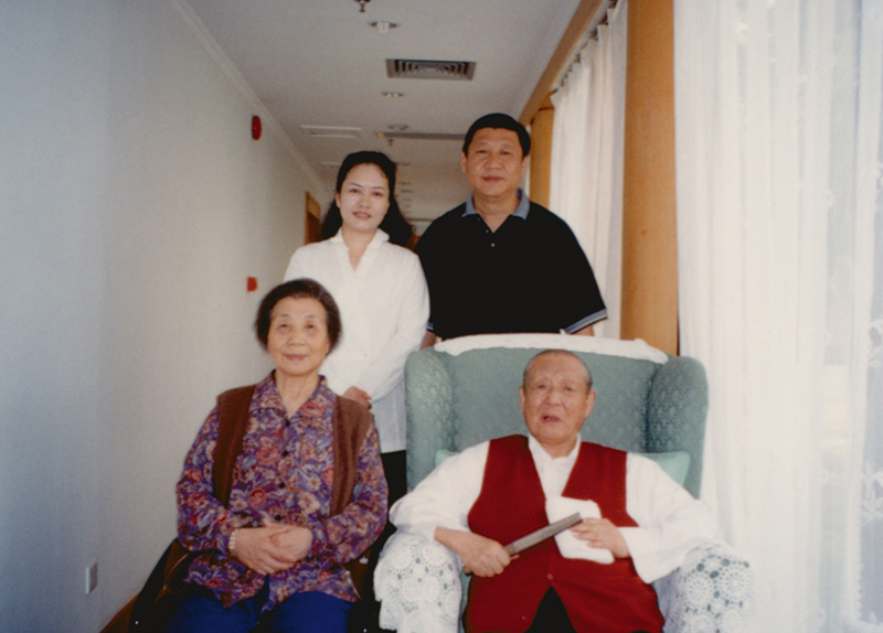 習(xí)近平與夫人彭麗媛同父親習(xí)仲勛、母親齊心的合影。