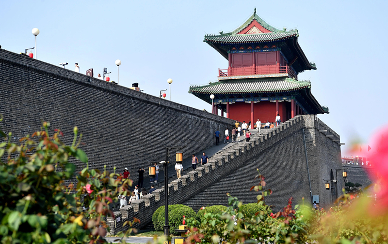 2024年9月16日，游客在河北省石家莊市正定古城游玩。