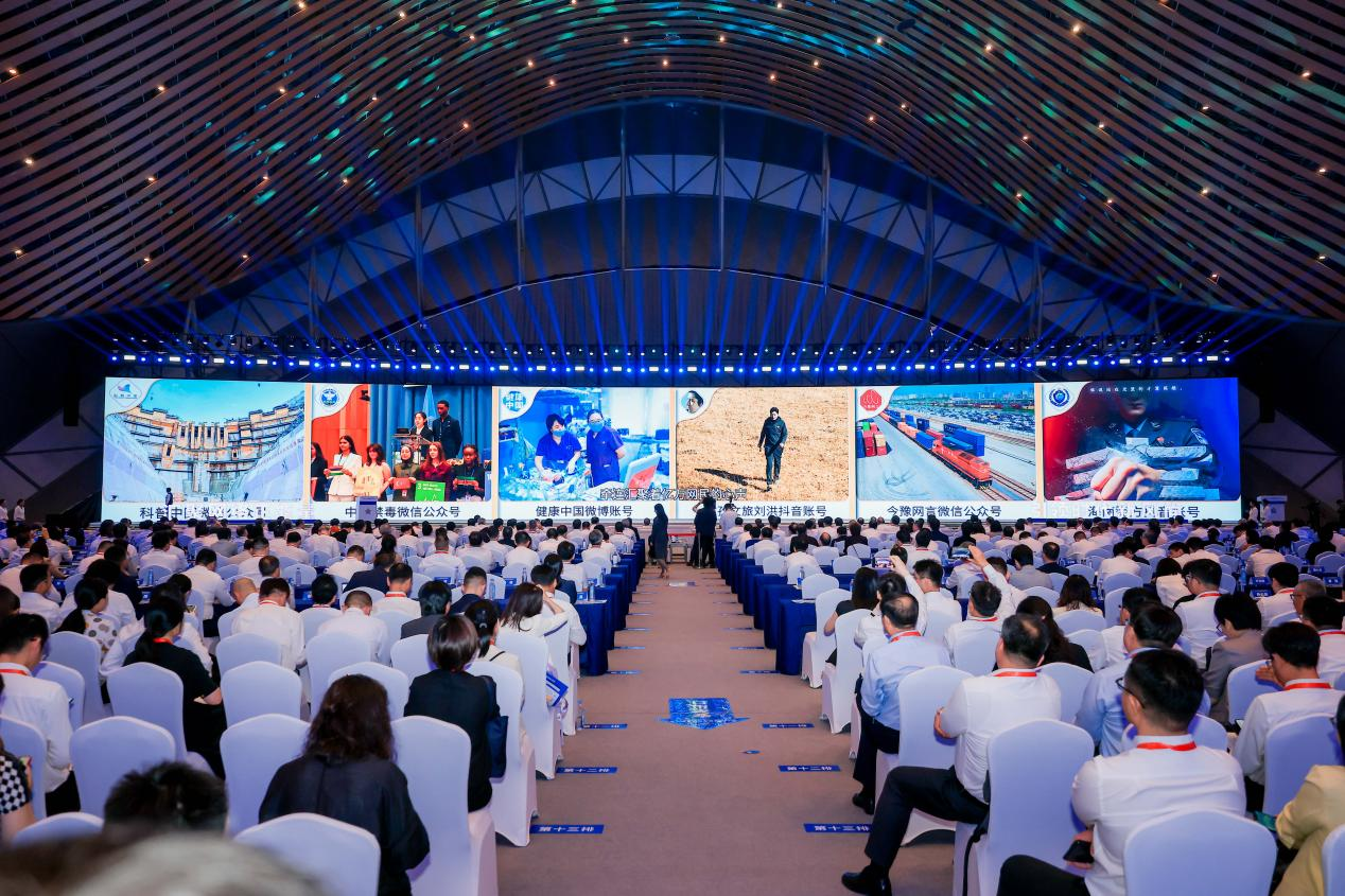 2025年中國網(wǎng)絡(luò)文明大會《走好網(wǎng)上群眾路線百個成績突出賬號推選活動成果》發(fā)布現(xiàn)場。
