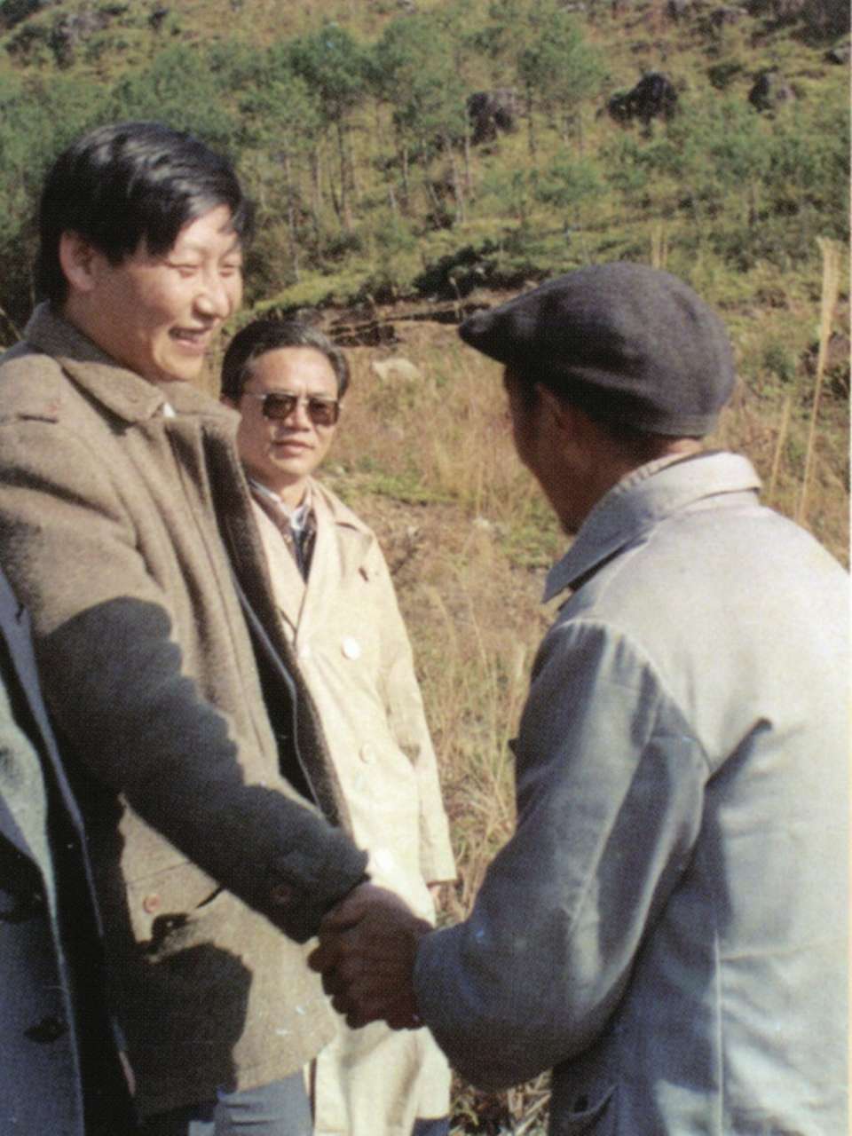 1989年1月，習(xí)近平到周寧縣走訪種林專業(yè)戶。（圖源：《習(xí)近平在寧德》）