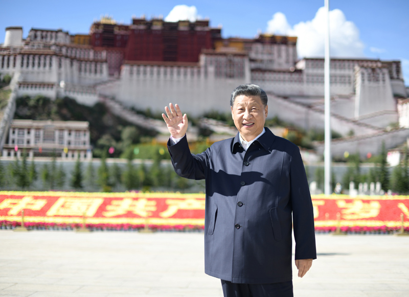 2021年7月22日，習(xí)近平在布達(dá)拉宮廣場考察時，向游客和當(dāng)?shù)厝罕姄]手致意。