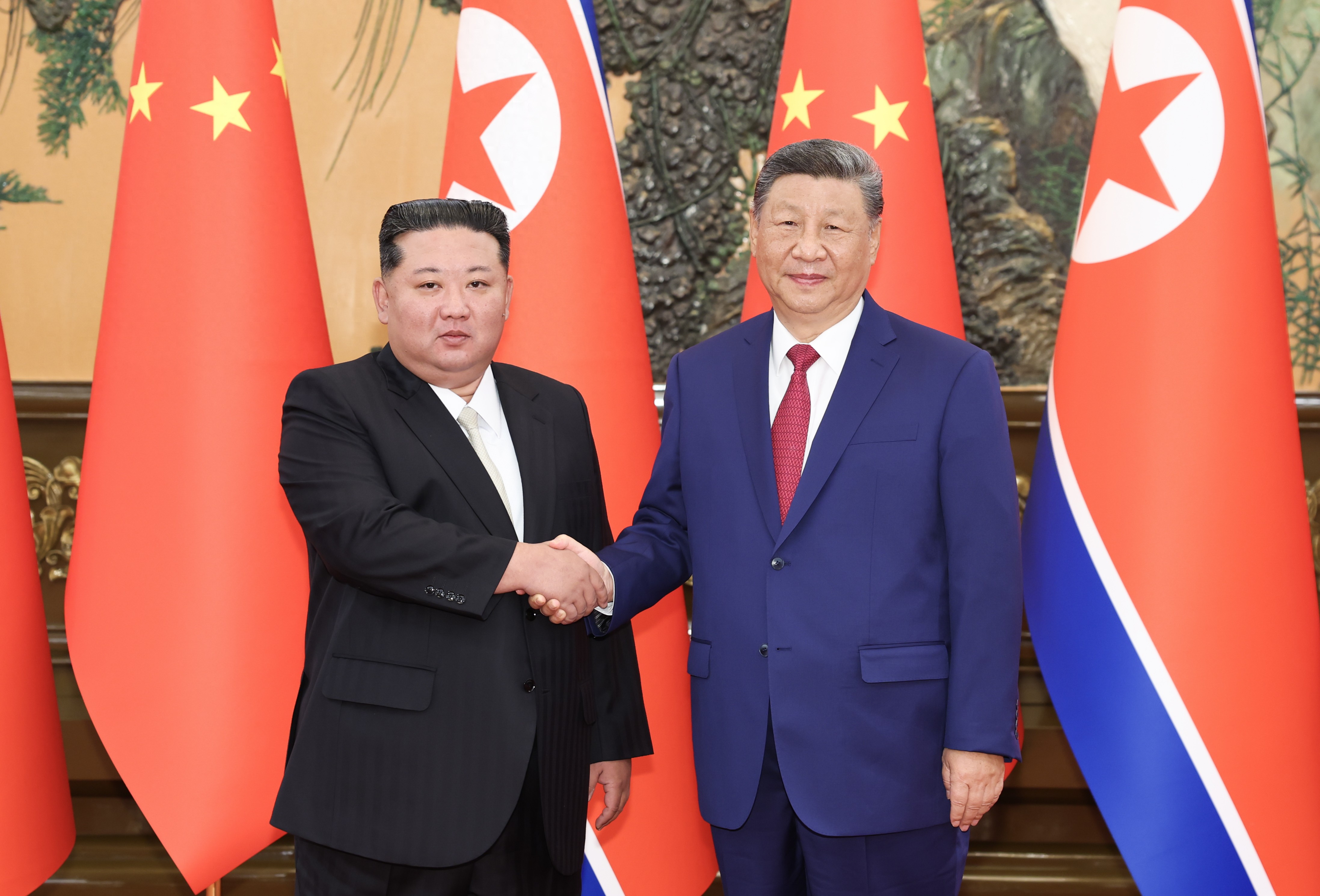 9月4日晚，中共中央總書記、國(guó)家主席習(xí)近平在北京人民大會(huì)堂同來(lái)華出席紀(jì)念中國(guó)人民抗日戰(zhàn)爭(zhēng)暨世界反法西斯戰(zhàn)爭(zhēng)勝利80周年活動(dòng)的朝鮮勞動(dòng)黨總書記、國(guó)務(wù)委員長(zhǎng)金正恩舉行會(huì)談。