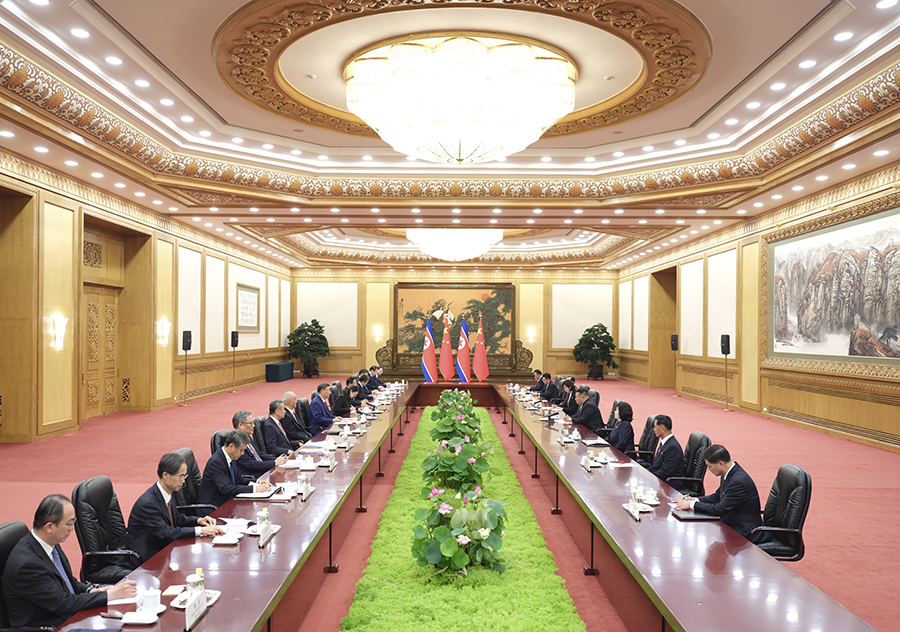 9月4日晚，中共中央總書記、國(guó)家主席習(xí)近平在北京人民大會(huì)堂同來(lái)華出席紀(jì)念中國(guó)人民抗日戰(zhàn)爭(zhēng)暨世界反法西斯戰(zhàn)爭(zhēng)勝利80周年活動(dòng)的朝鮮勞動(dòng)黨總書記、國(guó)務(wù)委員長(zhǎng)金正恩舉行會(huì)談。