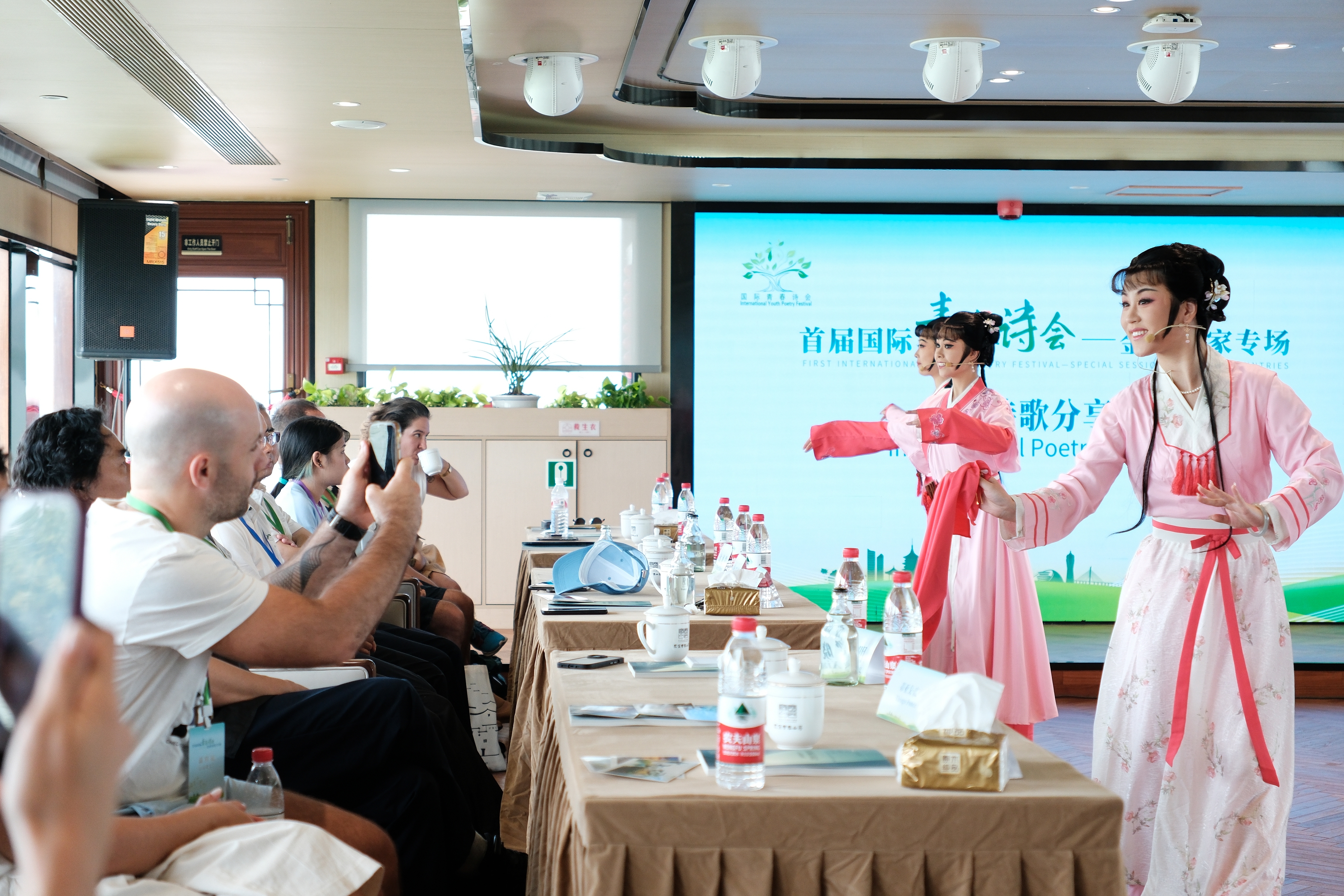 2024年7月21日，浙江杭州，金磚國家外國友人欣賞越劇《富陽新曲》。