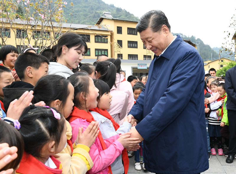 2019年4月15日，習(xí)近平總書記來到重慶市石柱土家族自治縣中益鄉(xiāng)小學(xué)看望老師和同學(xué)們，并同他們親切交流。