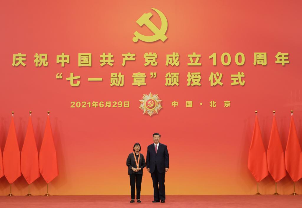 2021年6月29日，習(xí)近平總書記向“七一勛章”獲得者張桂梅頒授勛章。