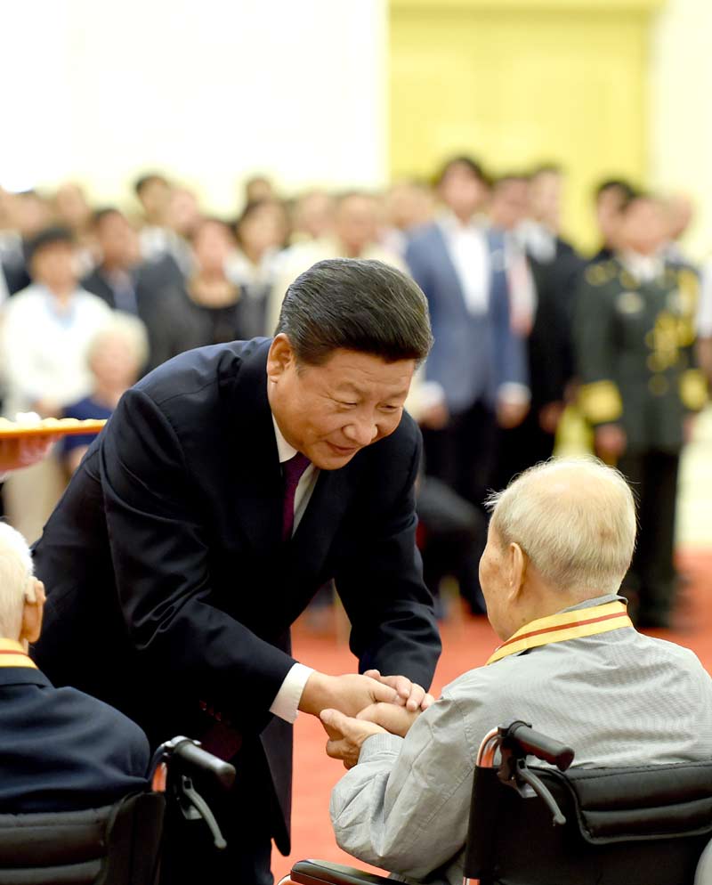 2015年9月2日，習(xí)近平在北京人民大會堂向30名抗戰(zhàn)老戰(zhàn)士老同志、抗戰(zhàn)將領(lǐng)、幫助和支持中國抗戰(zhàn)的國際友人或其遺屬代表頒發(fā)中國人民抗日戰(zhàn)爭勝利70周年紀(jì)念章。