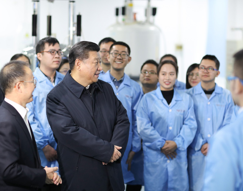 2019年1月17日，習(xí)近平總書記在天津南開大學(xué)元素有機(jī)化學(xué)國家重點(diǎn)實驗室同師生親切交流。