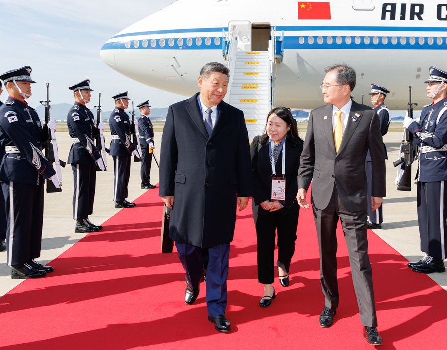   當?shù)貢r間10月30日上午，國家主席習近平乘專機抵達韓國，應大韓民國總統(tǒng)李在明邀請，出席亞太經(jīng)合組織第三十二次領導人非正式會議并對韓國進行國事訪問。這是習近平抵達釜山金海國際機場時，韓國外長趙顯等高級官員熱情迎接。