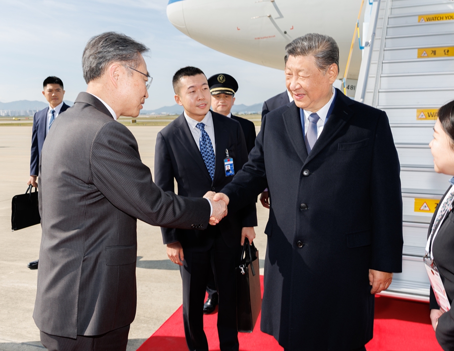 當?shù)貢r間10月30日上午，國家主席習近平乘專機抵達韓國，應大韓民國總統(tǒng)李在明邀請，出席亞太經(jīng)合組織第三十二次領導人非正式會議并對韓國進行國事訪問。這是習近平抵達釜山金海國際機場時，韓國外長趙顯等高級官員熱情迎接。