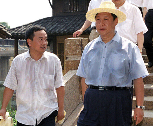 2005年8月3日，習(xí)近平在浙江嘉興桐鄉(xiāng)市烏鎮(zhèn)調(diào)研古鎮(zhèn)保護(hù)工作。資料圖片