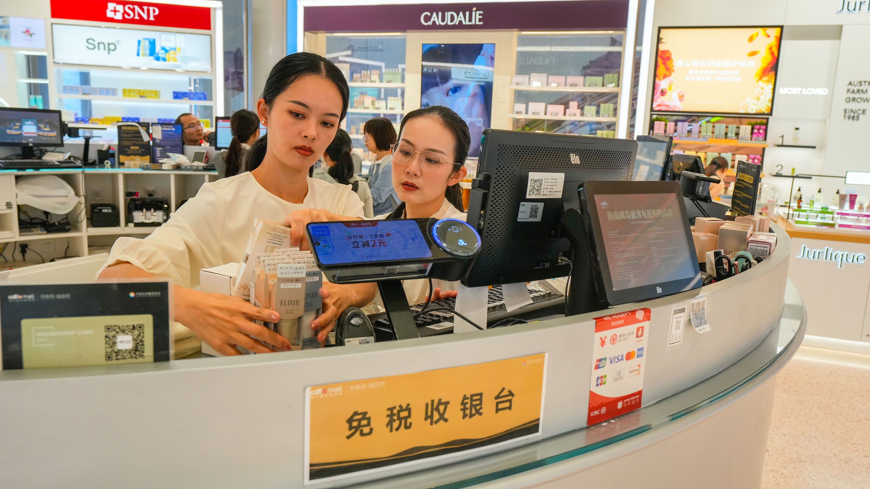 2025年11月1日，?？冢琧df?？趪H免稅城內(nèi)人頭攢動(dòng)，眾多旅客在選購免稅商品。