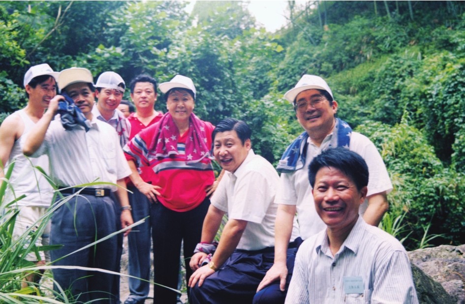 1999年6月，習(xí)近平在福州森林公園參加紀(jì)念毛主席“發(fā)展體育運(yùn)動(dòng)，增強(qiáng)人民體質(zhì)”題詞47周年登山健身活動(dòng)。（圖片來源：《習(xí)近平在福建（下冊(cè)）》