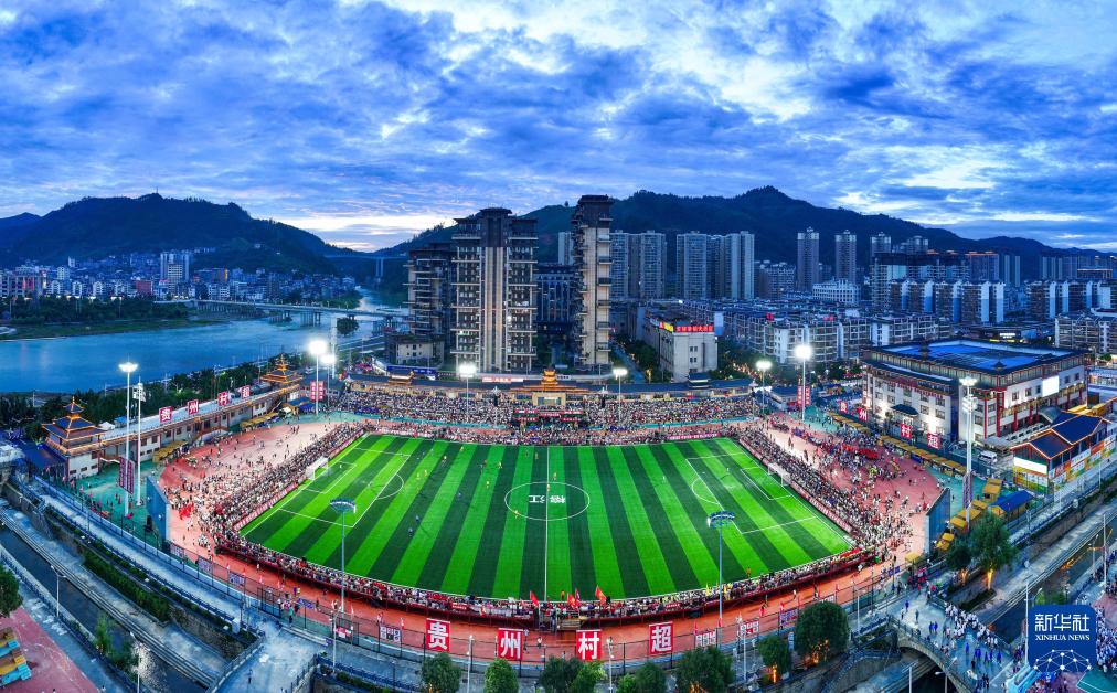 這是2025年8月23日拍攝的首屆“村超”全國(guó)賽總決賽現(xiàn)場(chǎng)。新華社記者楊文斌攝