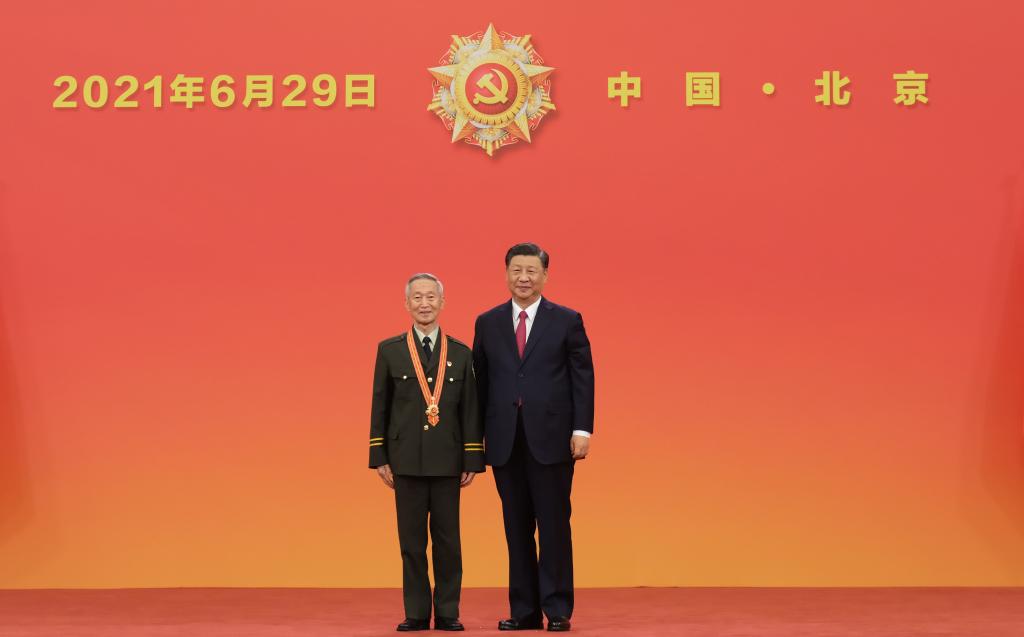 2021年6月29日，習(xí)近平總書記向“七一勛章”獲得者崔道植頒授勛章。