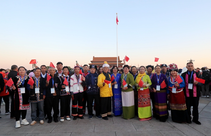 云南普洱民族團(tuán)結(jié)誓詞碑盟誓代表后代在天安門廣場合影留念。滕俊攝
