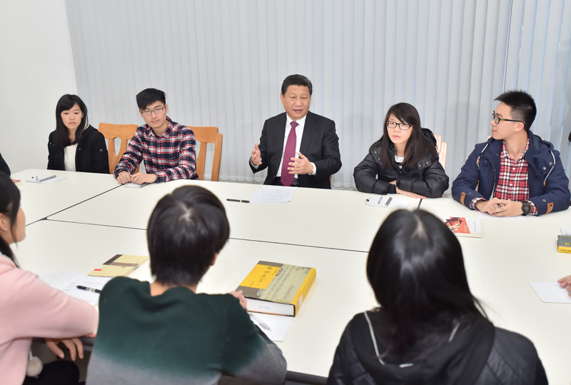 2014年12月20日，習(xí)近平主席來到澳門大學(xué)橫琴新校區(qū)考察。這是習(xí)主席在鄭裕彤住宿式書院參與學(xué)生舉辦的“中華傳統(tǒng)文化與當(dāng)代青年”主題沙龍。