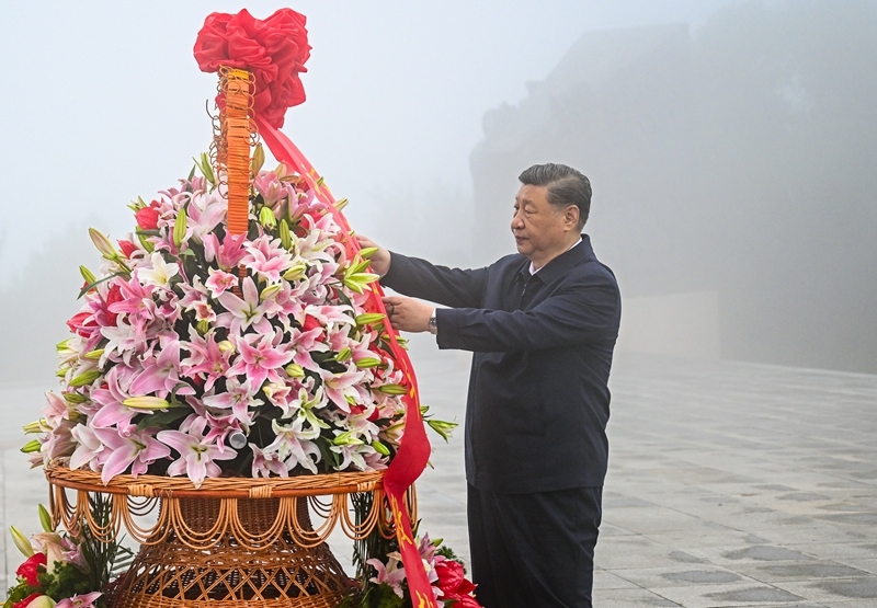 2025年7月7日，習(xí)近平總書記在位于山西省陽泉市獅腦山的百團(tuán)大戰(zhàn)紀(jì)念碑廣場，向八路軍烈士敬獻(xiàn)花籃。