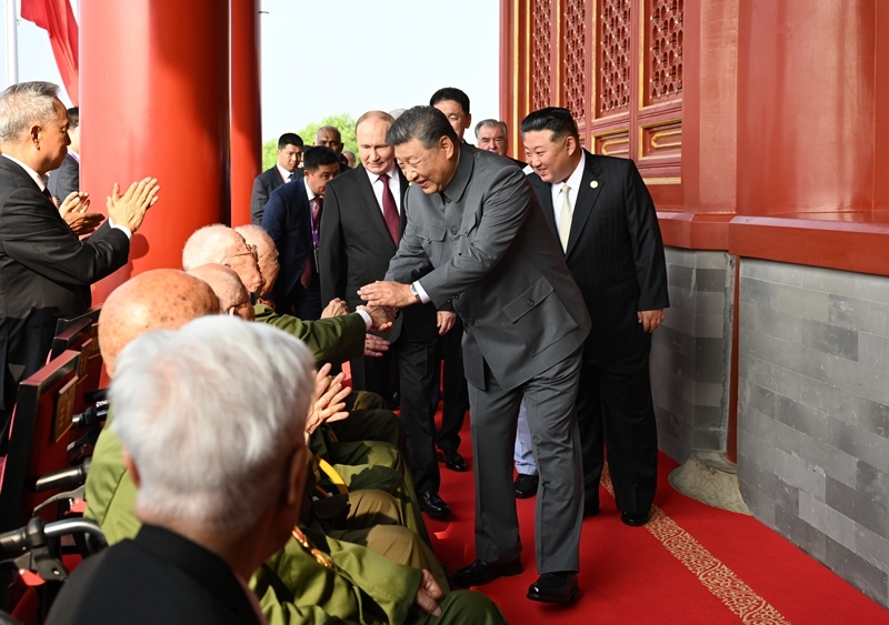 2025年9月3日，習(xí)近平總書記同抗戰(zhàn)老戰(zhàn)士老同志代表親切握手，向他們表示崇高敬意。