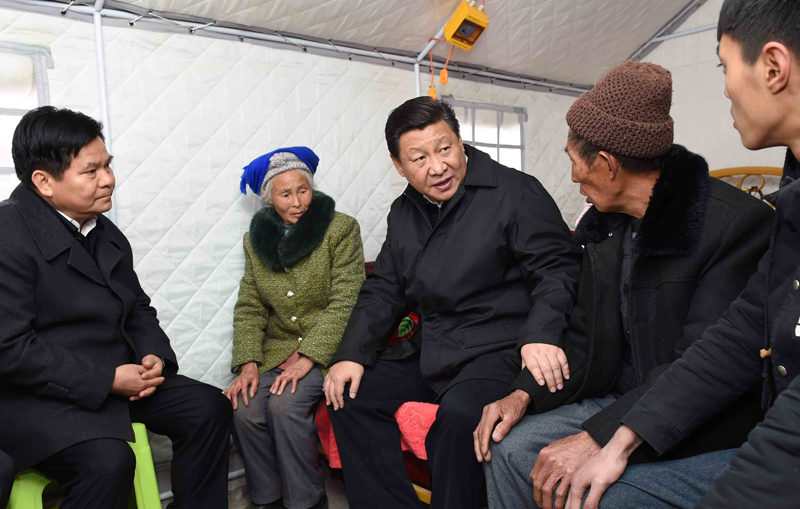 2015年1月19日，習(xí)近平總書記來到云南魯?shù)榭h小寨鎮(zhèn)甘家寨紅旗社區(qū)過渡安置點(diǎn)，看望受災(zāi)群眾甘正芬和她的老伴兒鄒體富。