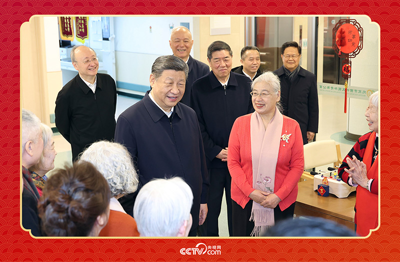 2026年2月10日，習(xí)近平總書記在北京西城區(qū)“吾老·新街”養(yǎng)老服務(wù)街區(qū)銀齡老年公寓考察時，同老人們親切交流。
