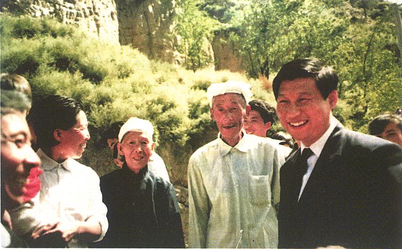 1993年9月27日，習近平回到梁家河看望鄉(xiāng)親們。