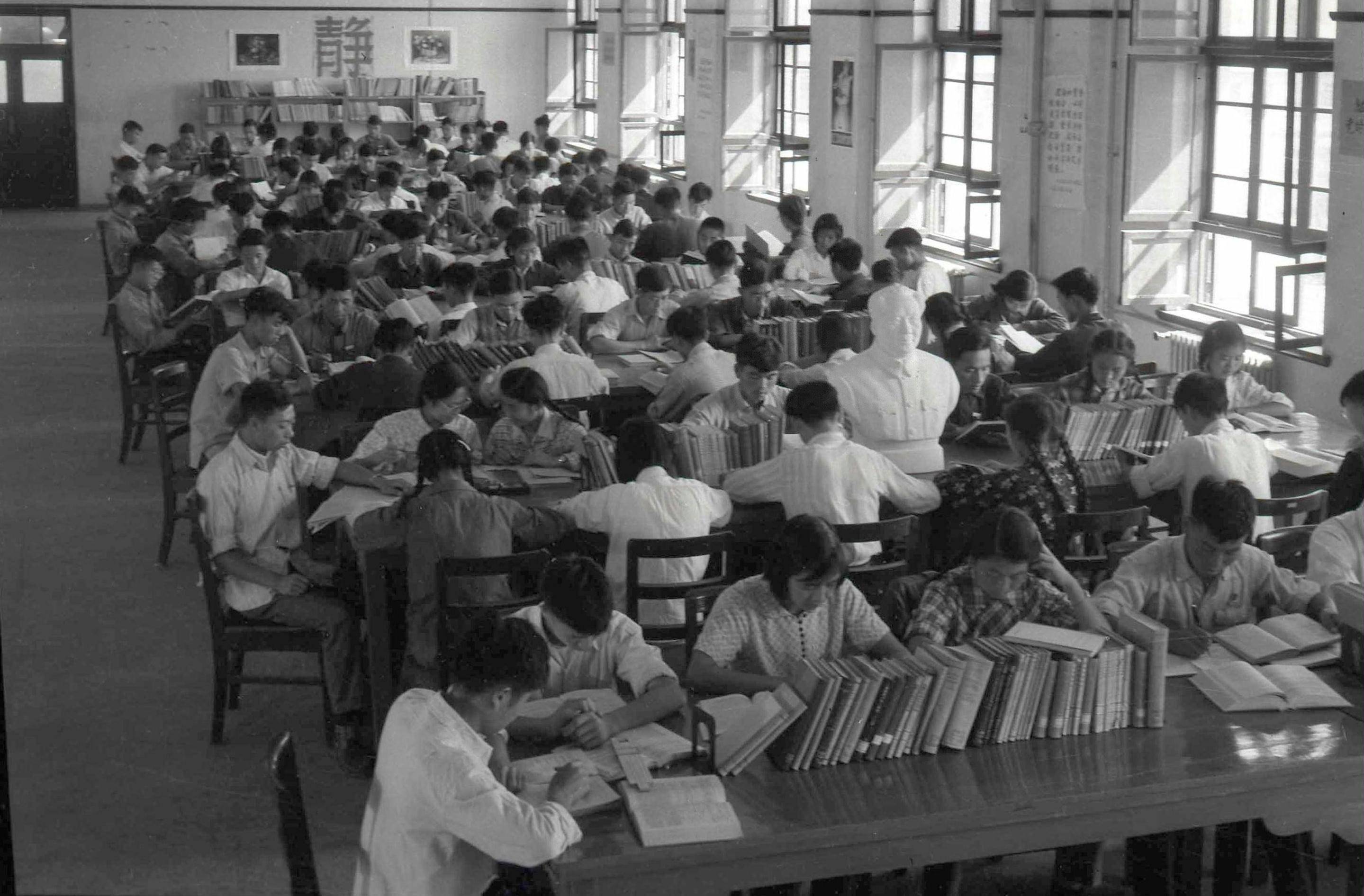 1959年，學生們在西遷后的交大校園圖書館閱覽室內學習（資料照片）。