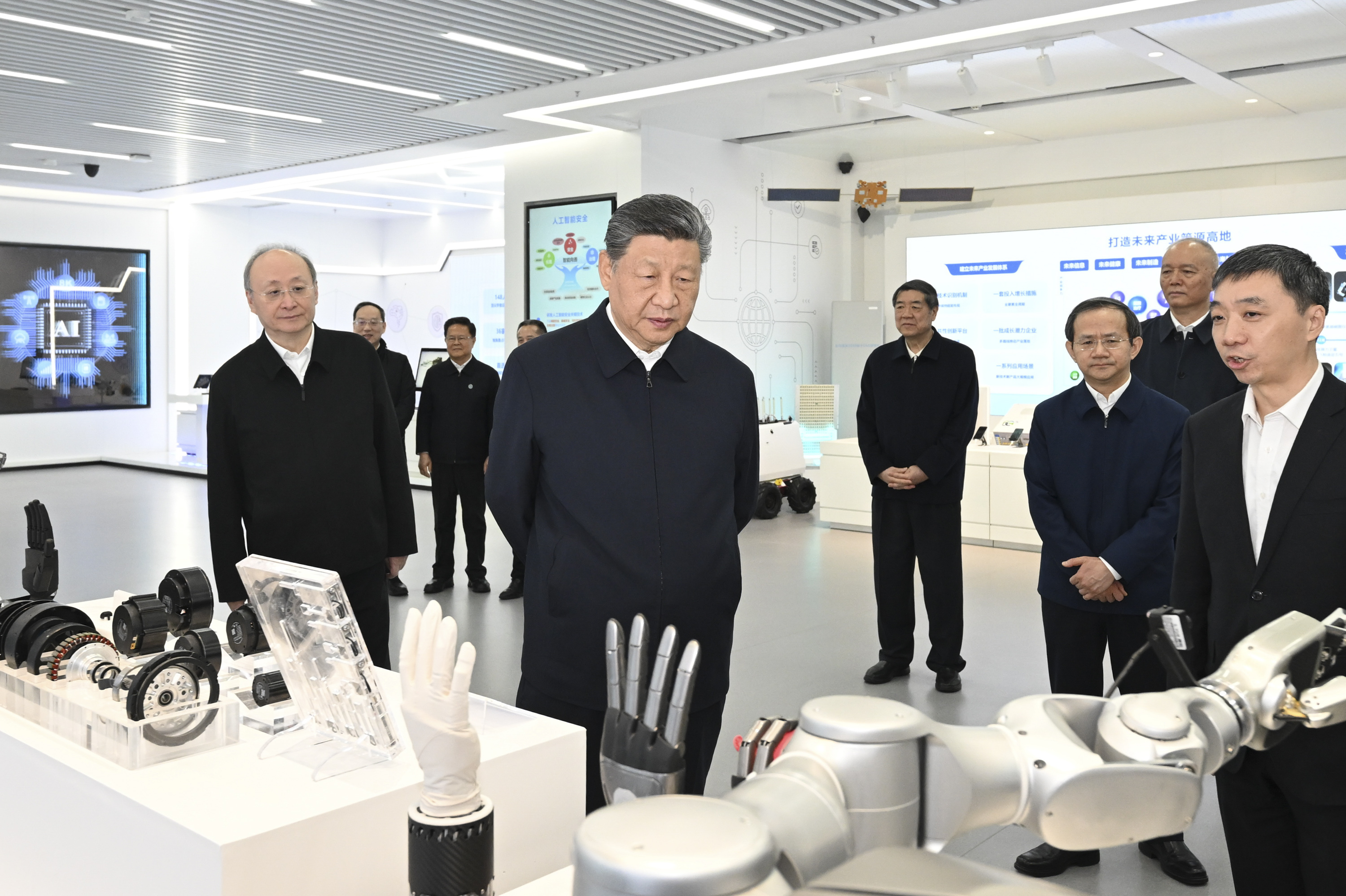 △ 2026年2月9日，習近平總書記在位于北京亦莊的國家信創(chuàng)園考察。